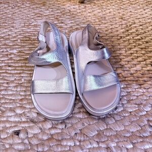 Vionic Leather Madera Slingback Sandals Sz 8